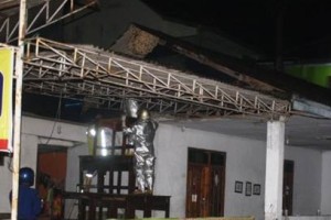 Petugas Damkar Kuningan saaqt membersihkan sarang tawon berukuran raksasa.